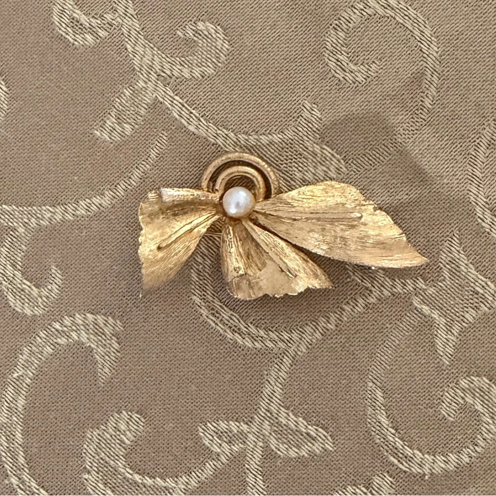 Vintage Gold Tone Bow Brooch with Pearl Accent | Classic Elegant Pin